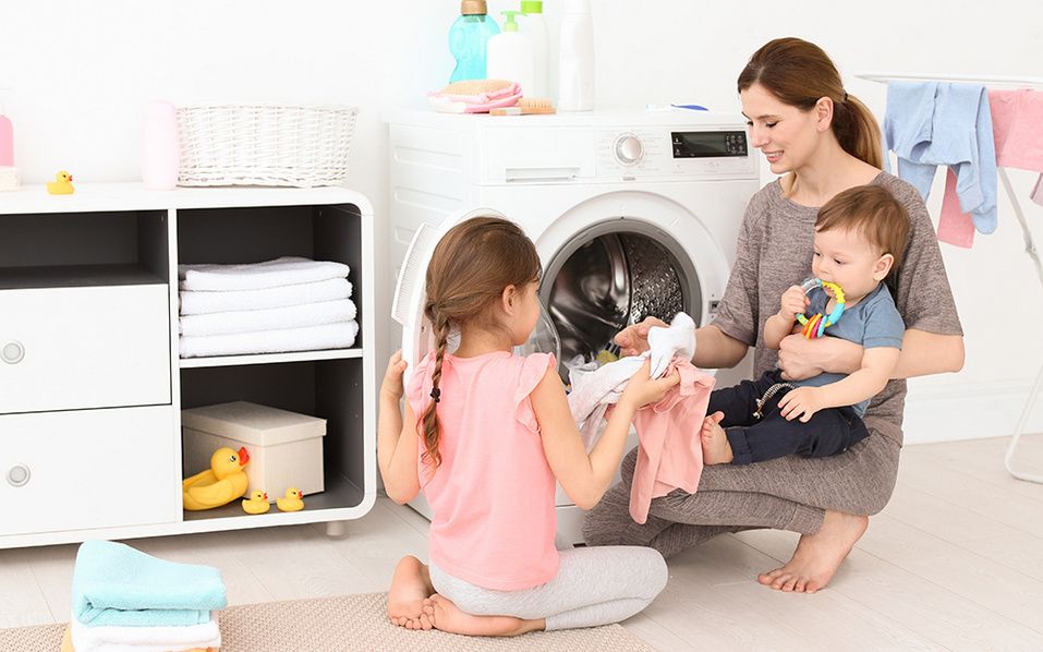 Работающая стиральная машина — счастливая семья