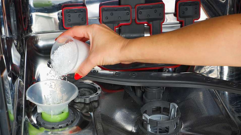 Зачем нужна соль для посудомоечной машины?