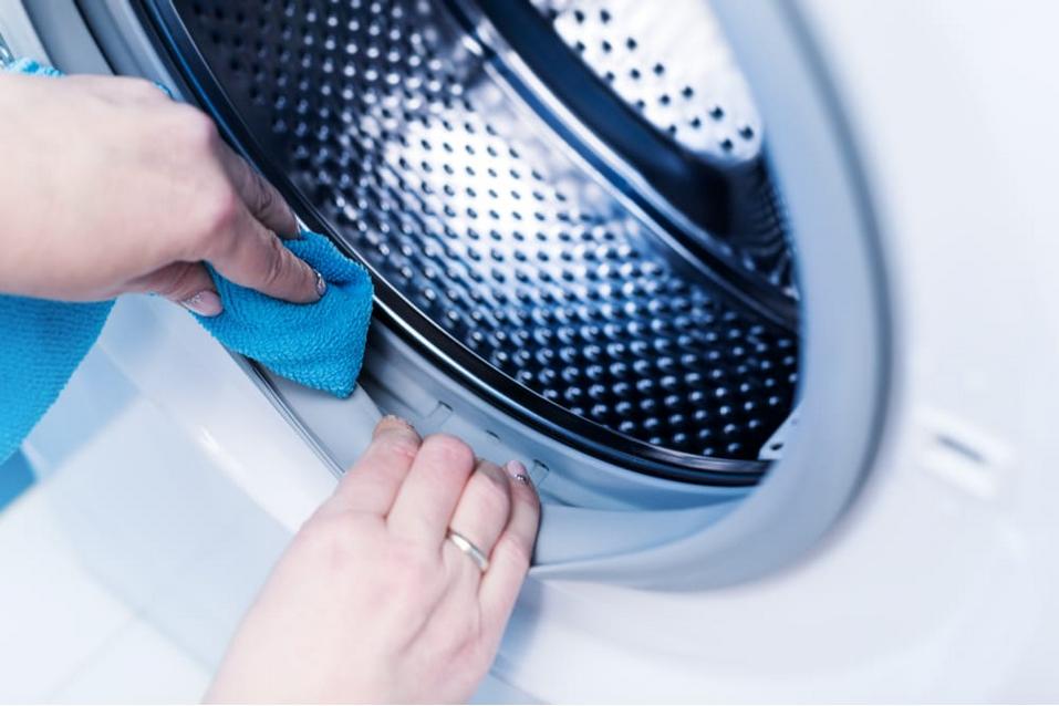 Очищайте уплотнитель стиральной машины
