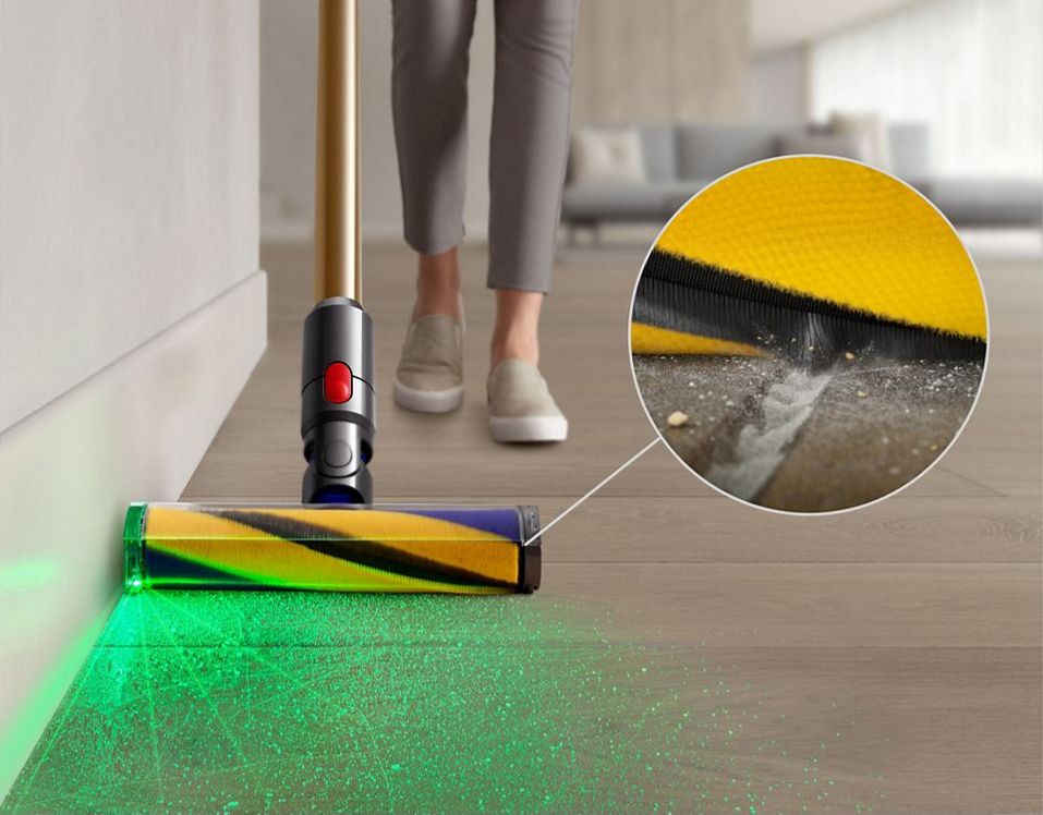 Dyson V15s: подсветка пыли на полу